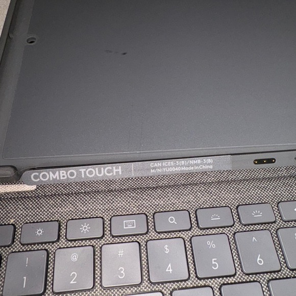 Logitech Combo Touch iPad Keyboard Case Oxford Grey Trackpad Smart Connector - Picture 3 of 8